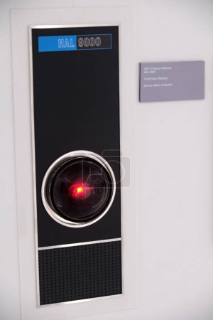 Foto de ISTANBUL, TURQUÍA, 8 DE NOVIEMBRE DE 2022: Panel frontal de Hal 9000; un personaje ficticio de inteligencia artificial en 2001 Una película de Odisea Espacial, dirigida por Stanley Kubrick en exhibición en el Museo de Cine de Estambul por un corto tiempo. - Imagen libre de derechos
