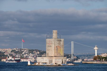 Téléchargez les photos : ISTANBUL, TURQUIE, 8 NOVEMBRE 2022 : Prise de vue téléobjectif de Kizkulesi en rénovation, une tour sur un petit îlot à l'entrée sud du détroit du Bosphore, à 200m de la côte d'Uskudar. - en image libre de droit