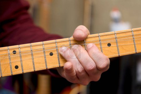Téléchargez les photos : Close Up Shot Of A Male Hand Playing Electric Guitar, Bending Strings - en image libre de droit