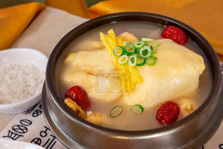 Téléchargez les photos : Samgye-tang; Ginseng Chicken Soup, traditional Korean food - en image libre de droit
