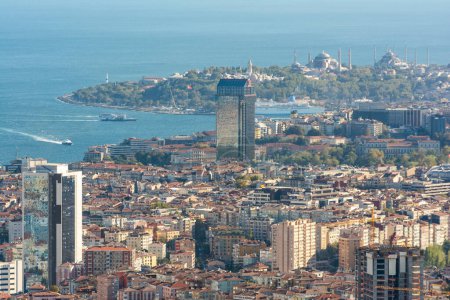 Foto de ISTANBUL, TURKEY, SEPTEMBER 4, 2013: Aerial view of Istanbul with buildings from Besiktas,Kabatas and Beyoglu districts, old historic peninsula with Topkapi Palace And Hagia Sophia at background. - Imagen libre de derechos