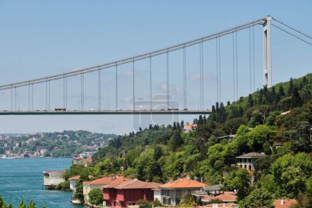 Téléchargez les photos : Fatih Sultan Mehmet Bridge And Seaside Manors à Bosphore, Istanbul, Turquie - en image libre de droit