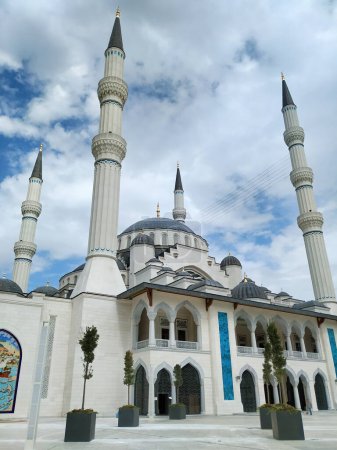 Foto de Mezquita Barbaros Hayrettin Pasa (Mezquita Levent), Estambul, Turquía - Imagen libre de derechos