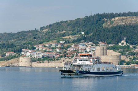 Foto de CANAKKALE, TURQUÍA, 17 DE JULIO DE 2014: Ferryboat crossing Dardanelles strait, Kilitbahir Castle can be seen at background. - Imagen libre de derechos
