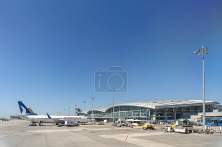 Foto de ISTANBUL, TURQUÍA, 13 DE SEPTIEMBRE DE 2017: Avión de Anadolujet listo para despegar en el Aeropuerto Internacional Sabiha Gokcen en Estambul, Turquía
. - Imagen libre de derechos