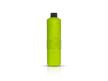 Botella de plástico verde con tapa negra, aislada sobre fondo blanco