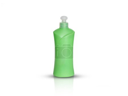 Botella de plástico verde con tapa blanca, aislada sobre fondo blanco
