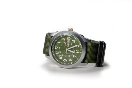 Foto de Reloj de campo verde militar genérico, aislado sobre fondo blanco - Imagen libre de derechos