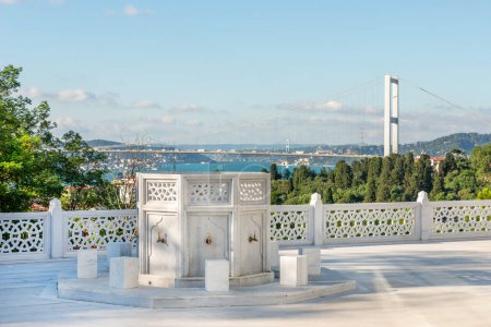 Waschbrunnen in der Moschee und der Bosporus-Brücke (15. Juli Märtyrerbrücke) Im Hintergrund, Istanbul, Türkei