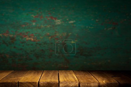 Téléchargez les photos : Table en bois fond mural vert avec fenêtre ensoleillée créer ombre de feuille sur le mur avec flou intérieur vert plante au premier plan.panoramique bannière maquette pour l'affichage du concept intérieur product.eco convivial - en image libre de droit