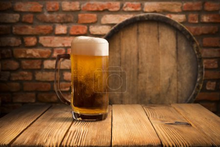 Téléchargez les photos : Tasse de bière, épis de blé, houblon vert et tonneau de bière sur un fond en bois. Photo de haute qualité - en image libre de droit