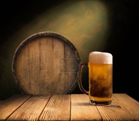 Téléchargez les photos : Tasse de bière, épis de blé, houblon vert et tonneau de bière sur un fond en bois. Photo de haute qualité - en image libre de droit