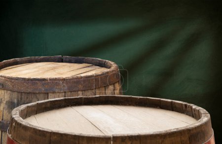 Foto de Barricas de vino en la bodega. Barricas de vino apiladas en la bodega alemana. Un viejo barril de whisky. El viejo Single Malt. Foto de alta calidad - Imagen libre de derechos