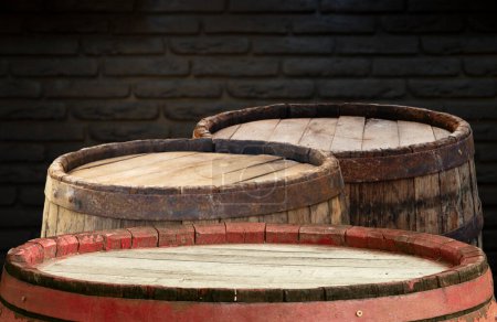 Foto de Barricas de vino en la bodega. Barricas de vino apiladas en la bodega alemana. Un viejo barril de whisky. El viejo Single Malt. Foto de alta calidad - Imagen libre de derechos