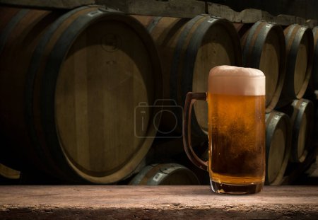 Téléchargez les photos : Baril de bière avec verres à bière sur la table sur fond en bois. Photo de haute qualité - en image libre de droit