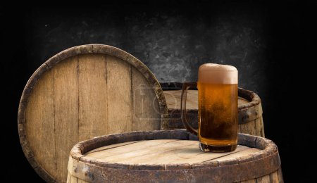 Foto de Barril de cerveza con vasos de cerveza en la mesa sobre fondo de madera. Foto de alta calidad - Imagen libre de derechos
