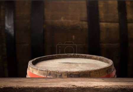 Téléchargez les photos : Fond de tonneau et vieille table usée de bois. Photo de haute qualité. Photo de haute qualité - en image libre de droit