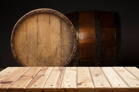 Téléchargez les photos : Corps en bois pour vin avec anneau en acier. Chemin de coupe inclus
. - en image libre de droit