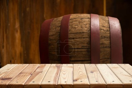 Téléchargez les photos : Corps en bois pour vin avec anneau en acier. Chemin de coupe inclus
. - en image libre de droit