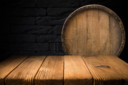 Foto de Barril de madera para vino con anillo de acero. Recorte de ruta incluido
. - Imagen libre de derechos
