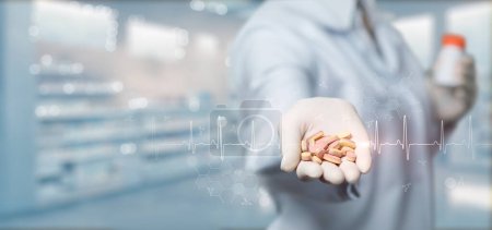 Foto de Farmacéutico mostrando pastillas en un fondo borroso farmacia. - Imagen libre de derechos