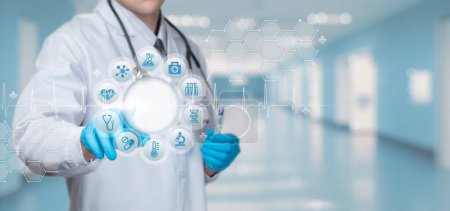 Foto de Doctor hace clic en los iconos médicos en la pantalla del ordenador virtual. - Imagen libre de derechos
