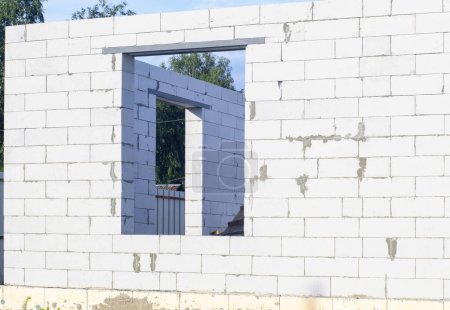 Foto de Apertura de ventanas de mampostería de bloques de gas en la construcción de una casa. - Imagen libre de derechos
