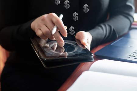 Téléchargez les photos : Gros plan d'une femme d'affaires utilisant un ordinateur tablette avec des signes de dollar. - en image libre de droit