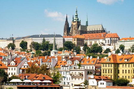 Téléchargez les photos : Château de Prague panorama, vue de Smetanovo nabrezi sur la rivière Vltava vers le château avec Na kampe et d'autres bâtiments au premier plan - en image libre de droit