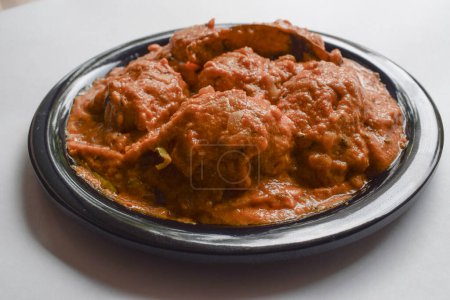 Téléchargez les photos : Délicieux plat d'accompagnement épicé de curry de pomme de terre connu sous le nom Aloo ki sabji, bol de plat d'accompagnement indien - en image libre de droit
