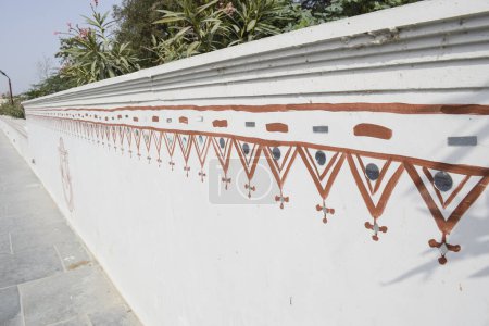 Foto de Bheenth Chitra, pintura de arte tribal única de la pared hecha por Geru, un polvo rojo especial. Dibujo y pintura geométrica mural realizada en Kutch, Gujarat - Imagen libre de derechos