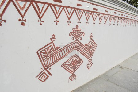 Bheenth Chitra, pintura de arte tribal única de la pared hecha por Geru, un polvo rojo especial. Dibujo y pintura geométrica mural realizada en Kutch, Gujarat