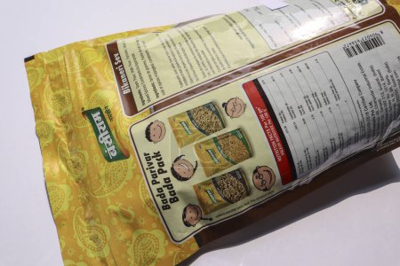 Foto de Paquete de papad Urad de la marca Gopal en amarillo. Papad snacks urad dal con pimienta negra el 12, diciembre, 2023 desde India - Imagen libre de derechos