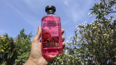 Foto de Dabur Gulabari Himalaya rosa y perfume Oudh Gel de ducha o Body wash en color rosa en las manos - Imagen libre de derechos