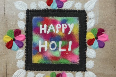 Glückliches Holi-Rangoli-Design anlässlich des Holi-Festes. Rangoli entwirft Sandkunst farbenfrohe Designs