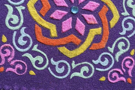Schöne und farbenfrohe Rangoli-Kulisse. Designermuster aus Sandkunst oder Kolam- oder Muggulu-Mustern. Rangoli für Festivals wie Diwali, sankranti, holi, pongal, ugadi