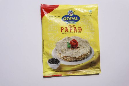 Téléchargez les photos : Papade urad de marque Gopal avec poivre noir sur fond blanc - en image libre de droit