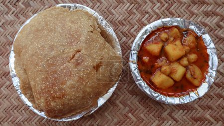 Leckeres Bedmi Puri mit Aloo ki sabzi in einer Schüssel serviert. Frühstücksprodukt aus Indien