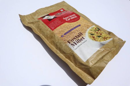 Téléchargez les photos : Grains de millet Foxtail de marque Kaang ou Kangni de la marque 24 Mantra - en image libre de droit