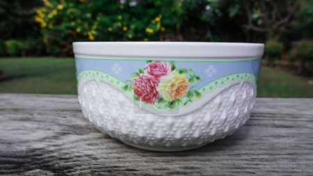 Designer-Keramik, Geschirr, Melamin-Servierschüssel mit floralen Mustern auf Tisch im Freien