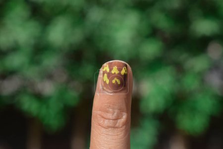 Schöne und einfache Nagelkunst am Zeigefinger