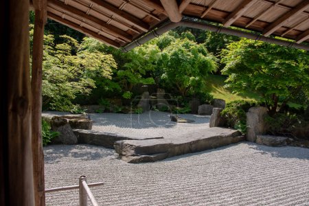 Foto de Jardín japonés en el parque de paisaje de verano. Jardín de rocas budista tradicional. - Imagen libre de derechos