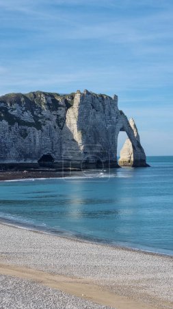 Foto de Beach walk on the beautiful alabaster coast near tretat - Normandy - France - Imagen libre de derechos