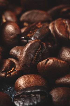 Téléchargez les photos : Vue rapprochée des graines de café brunes sur la surface sombre groupe de grains de cacao texturé - en image libre de droit