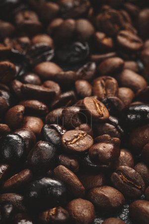 Foto de Vista de cerca de las semillas de café en la superficie oscura grano de cacao grupo texturizado - Imagen libre de derechos