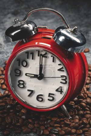 Foto de Vista frontal de semillas de café marrón con relojes rojos textura de grano de grupo de superficie oscura - Imagen libre de derechos