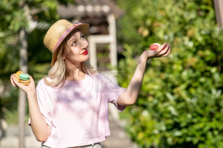 Téléchargez les photos : Mignonne fille en été au parc jeune jolie jolie fille blonde en chapeau agitant les mains - en image libre de droit