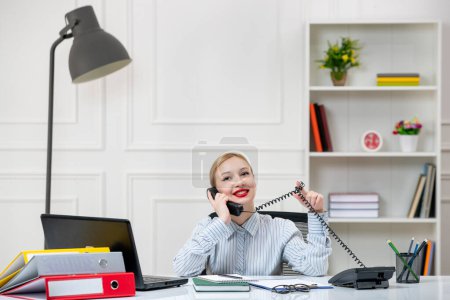 Téléchargez les photos : Secrétaire au bureau avec charge de travail mignon belle blonde jeune fille en chemise souriant - en image libre de droit