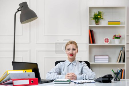 Foto de Secretaria linda linda chica rubia en camisa en la oficina con la carga de trabajo seria - Imagen libre de derechos