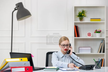 Foto de Secretaria de trabajo en la oficina encantadora linda chica joven rubia en camisa con carga de trabajo de trabajo - Imagen libre de derechos